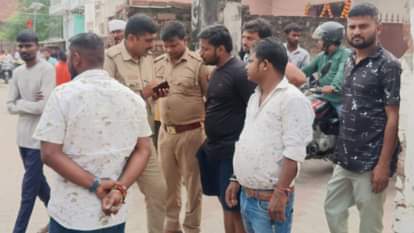 स्थानीय लोगों से जानकारी लेती पुलिस।