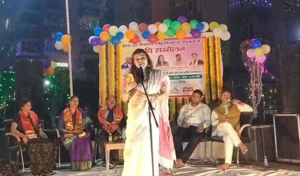Brijbhushan singh daughter shalini singh recited poetry on stage