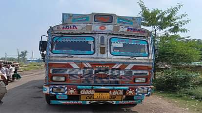 Road accident in Janjgir Champa Truck hits elderly couple riding scooter elderly woman dies in accident
