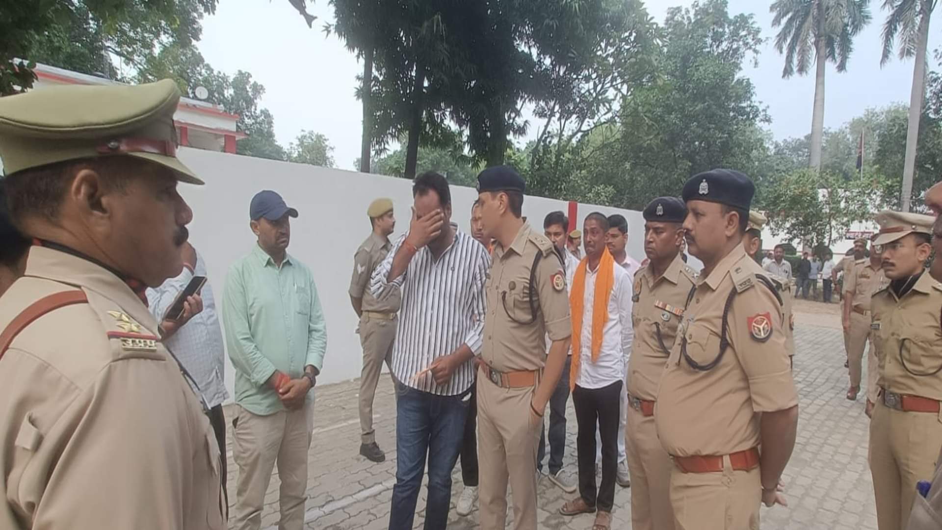 दरोगा के परिजनों को सांत्वना देते एसपी दीपक भूकर।