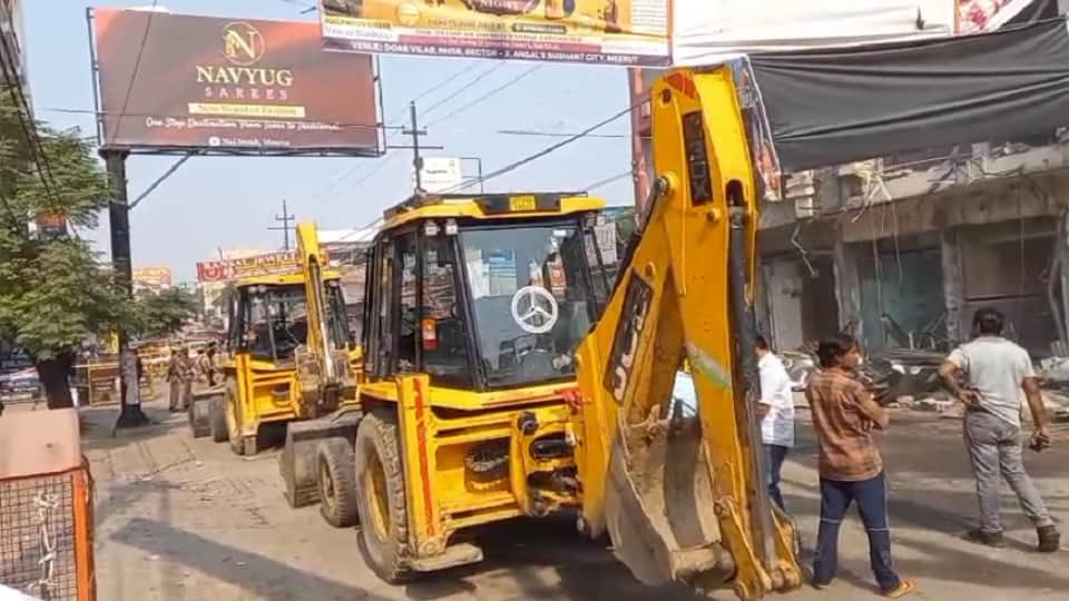 Meerut: 661/6 complex demolished in Central Market, market converted into cantonment, JCB still running today