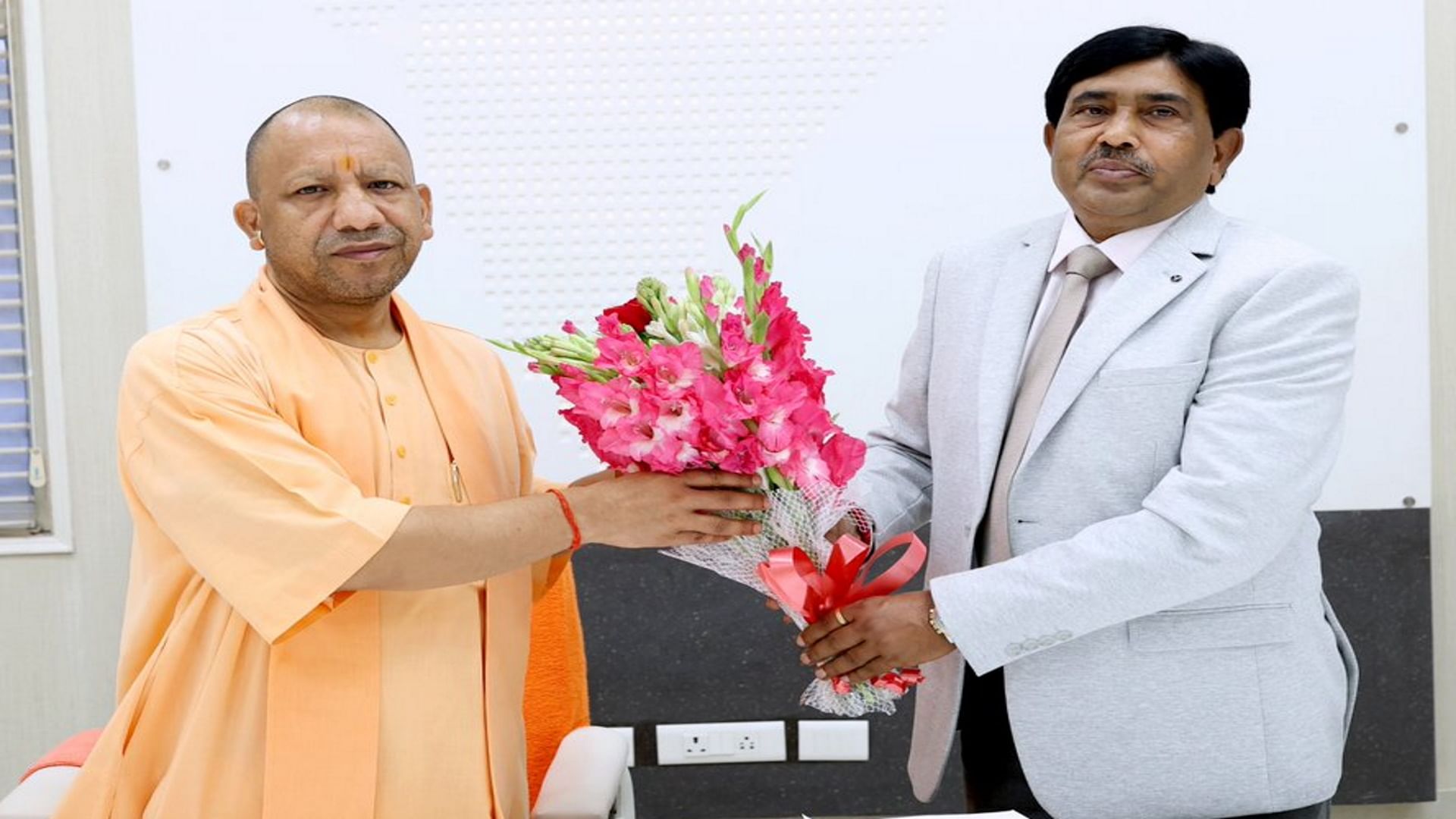 यूपी शिक्षा सेवा चयन आयोग के कार्यवाहक अध्यक्ष राम सुचित ने सीएम योगी से की मुलाकात।