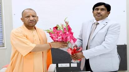 यूपी शिक्षा सेवा चयन आयोग के कार्यवाहक अध्यक्ष राम सुचित ने सीएम योगी से की मुलाकात।