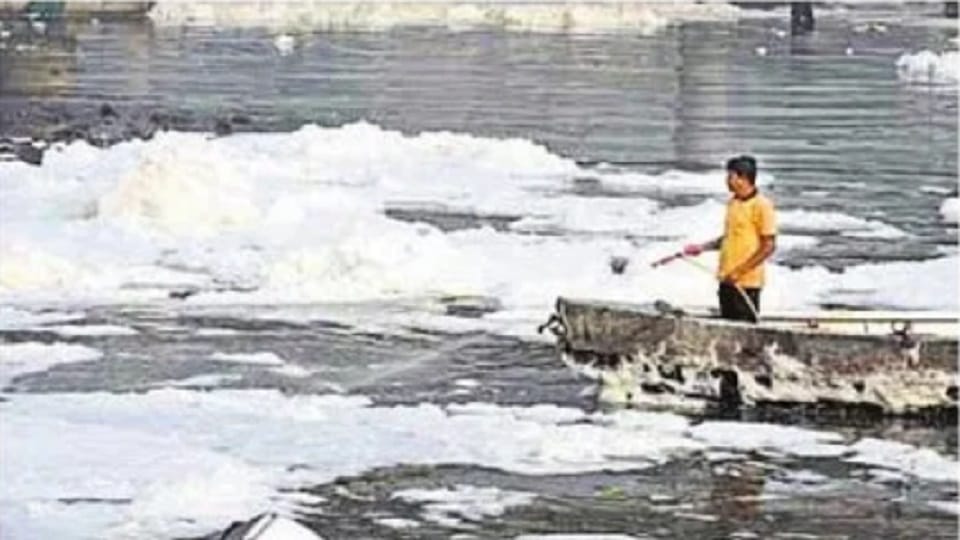 Detergent and dirty water spoil the condition of Yamuna in Delhi