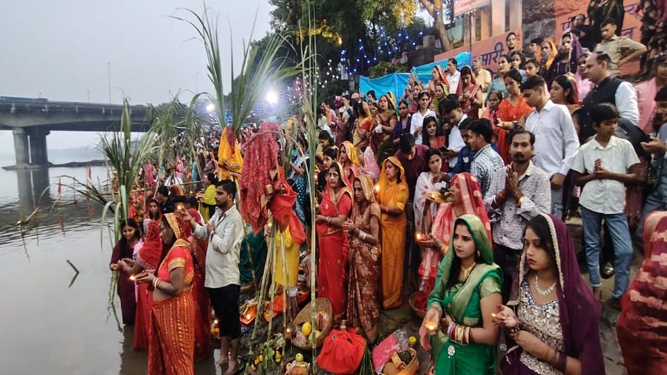 Crowds of devotees gathered at the Yamuna Ghats on the occasion of Chhath festival
