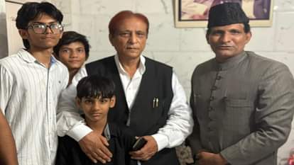 आजम खान से मुलाकात करते गुलजार अहमद