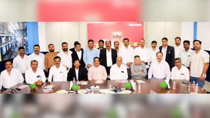 अमर उजाला कार्यालय में आयोजित संवाद में उपस्थित अधिवक्ता।