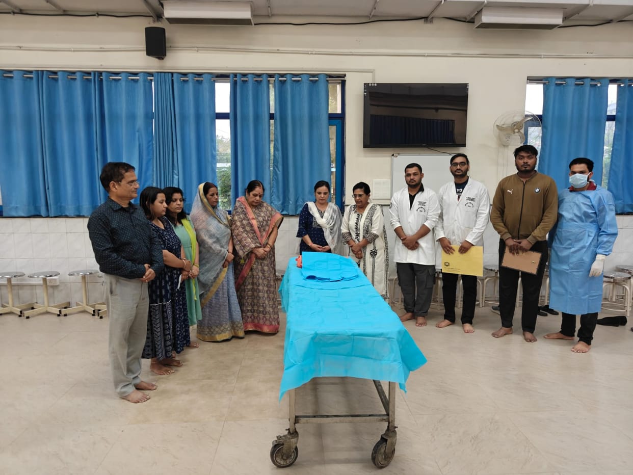 Bhopal News: Doctor couple sets an example of humanity by donating the body of their newborn daughter Shriji,