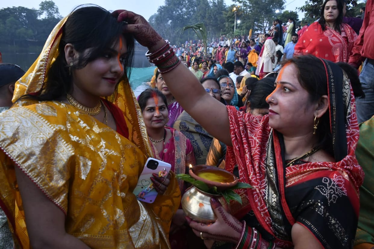 MP News: The grandeur of Chhath Puja on the ghats of Bhopal, offerings were made to the setting sun, many publ