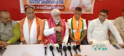 BJP उम्मीदवार आनंद मिश्रा को साथ लेकर पूर्व मंत्री अश्विनी चौबे प्रेसवार्ता करते हुए।