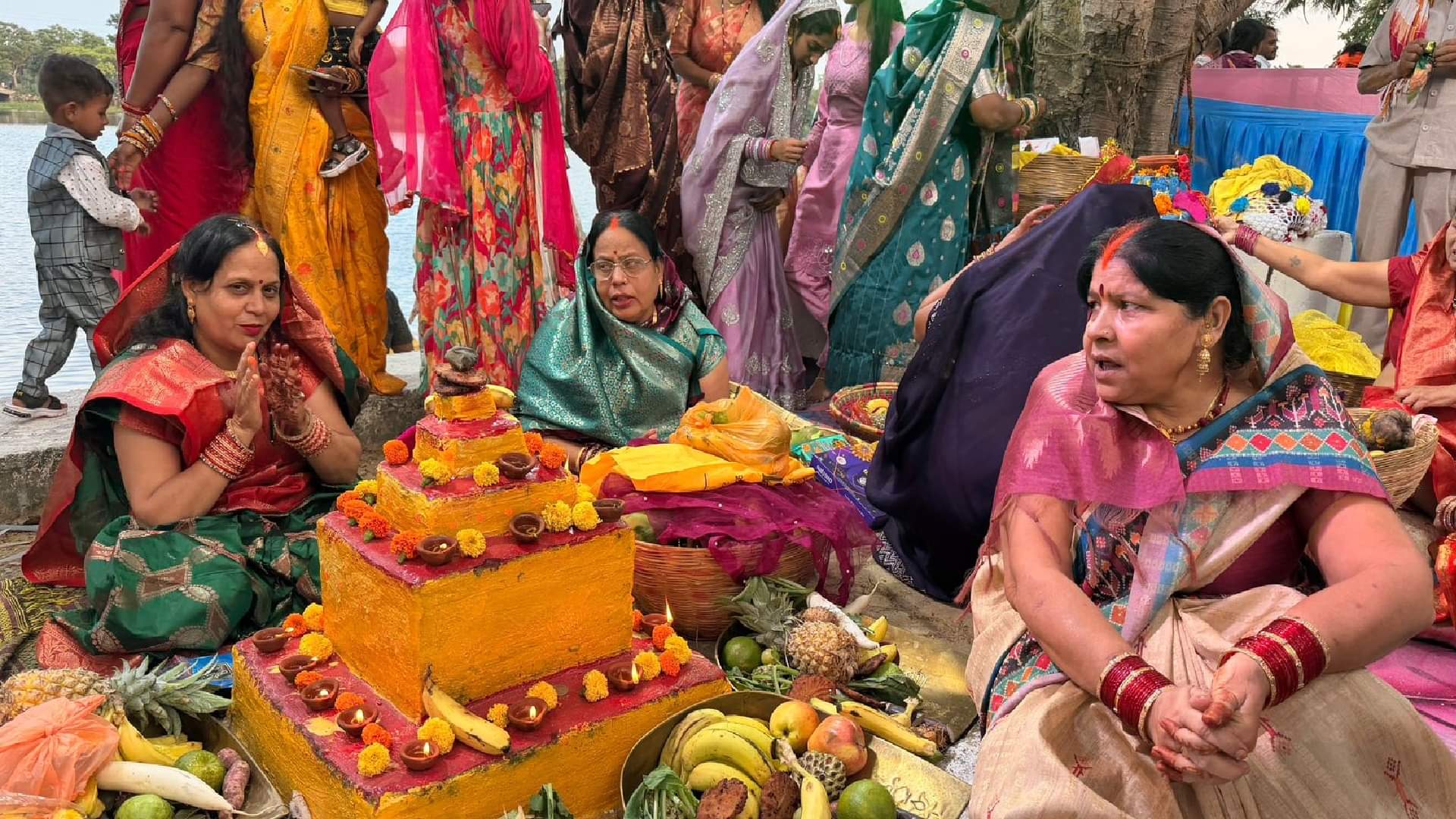 व्रतियों ने दिया डूबते सूर्य को अर्घ्य