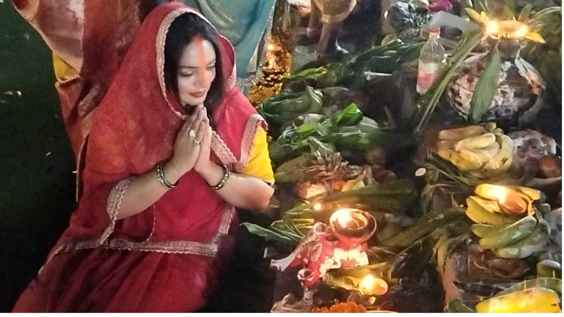 महादेवघाट में छठ पूजा करती व्रती