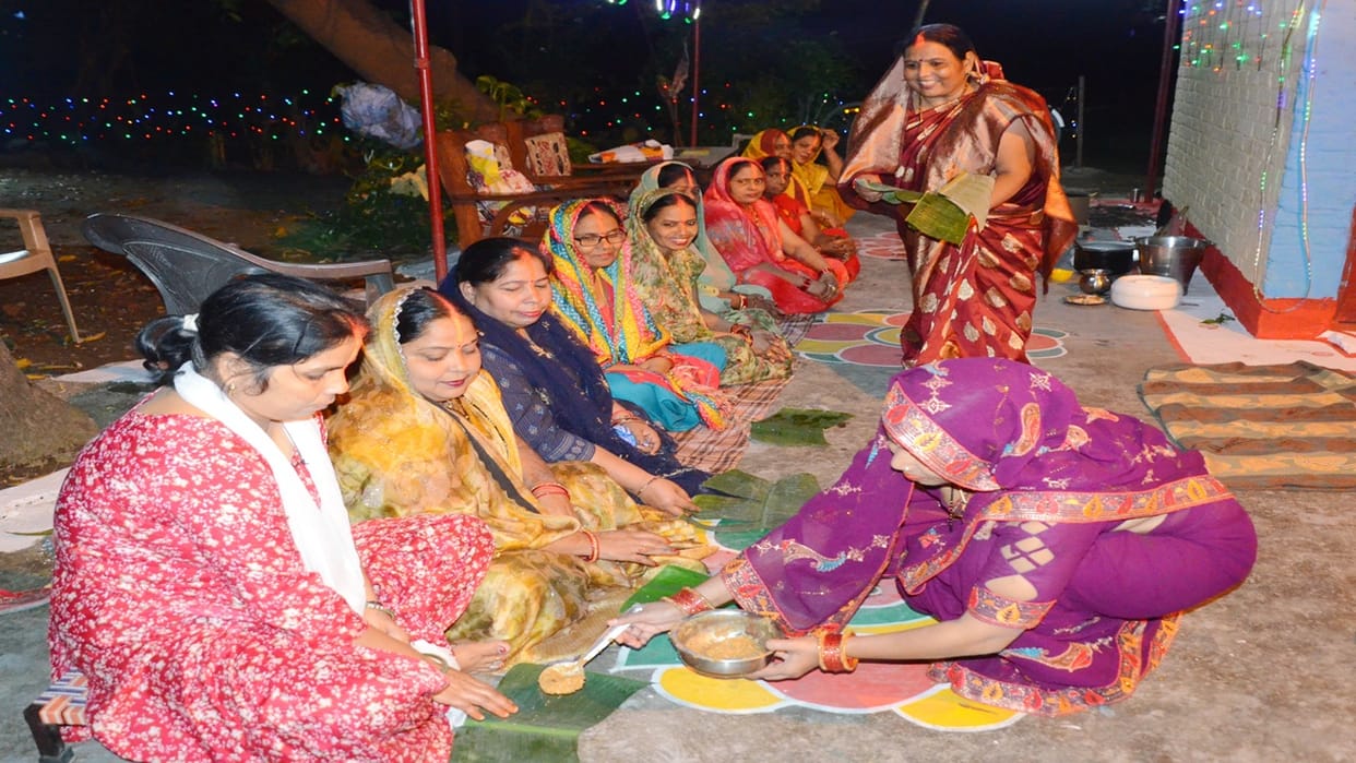fasting women will offer prayers to the setting sun Chhath Puja ghats in Bareilly