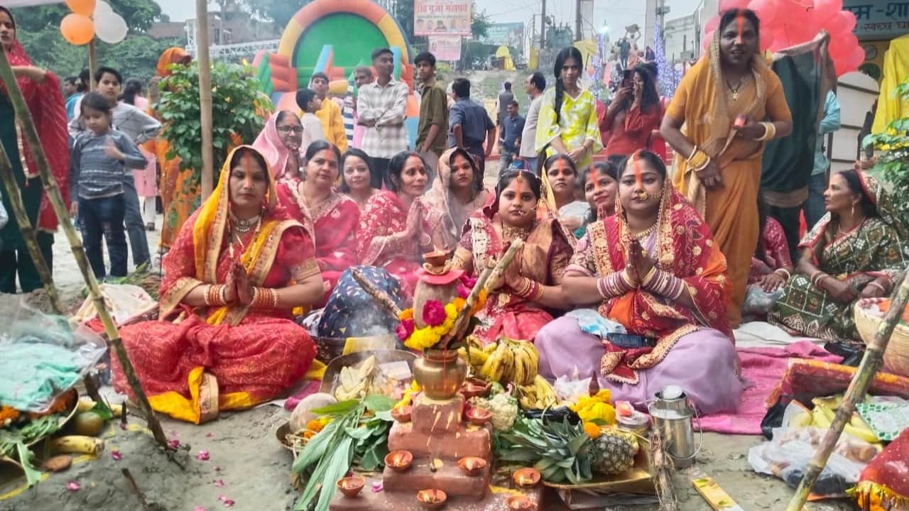 Chhath Puja 2025 devotees offering prayers to the setting sun in Bareilly