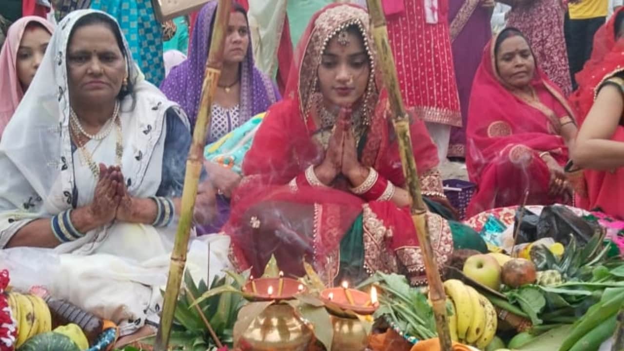 Chhath Puja 2025 devotees offering prayers to the setting sun in Bareilly