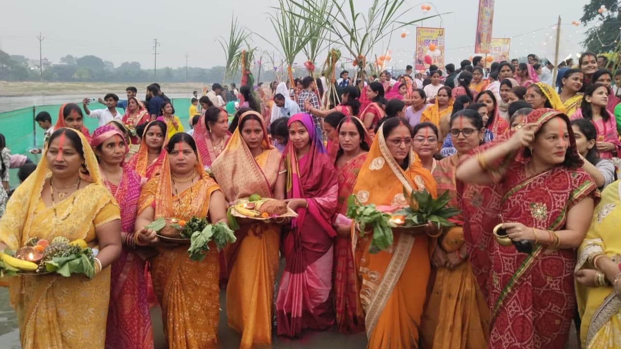Chhath Puja 2025 devotees offering prayers to the setting sun in Bareilly
