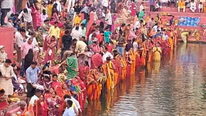 छठ के घाटों में उमड़ा आस्था का सैलाब।