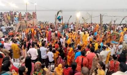 छठ पूजा के तीसरे दिन अस्ताचल सूर्य को अर्घ्य देने के लिए संगम तट पर जुटी महिलाओं की भीड़।