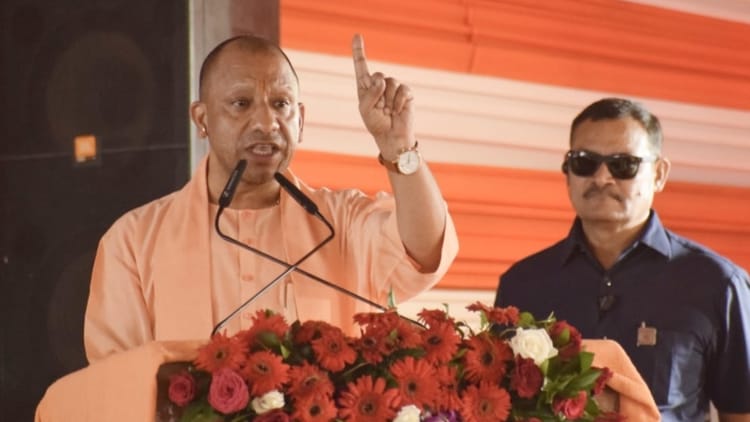 बंगाल में गरजे CM योगी: 'दीदी सड़कों पर नमाज पढ़वाती हैं, हिंदू त्योहारों पर पाबंदी', ममता पर तुष्टीकरण का आरोप