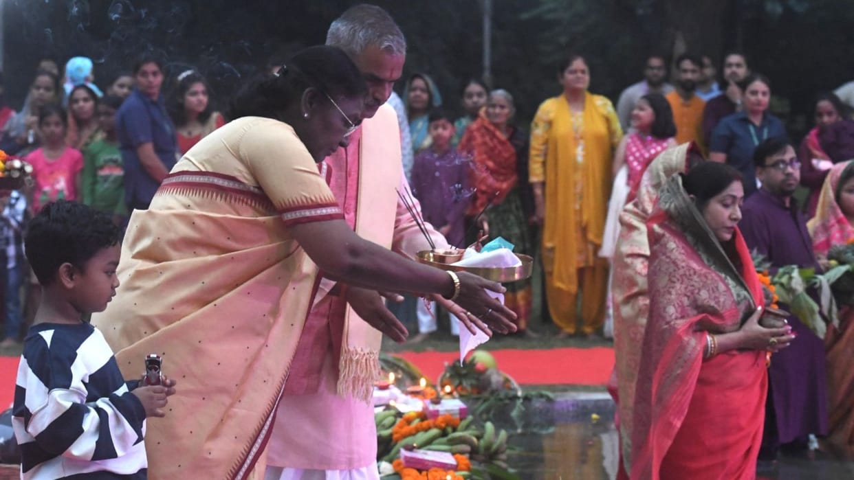 Draupadi Murmu Chhath Puja celebrations Rashtrapati Bhavan worships Sun extends wishes countrymen