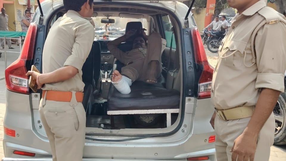 Amroha: Criminals fleeing after looting rammed into police vehicle, injuring one officer, villagers apprehende