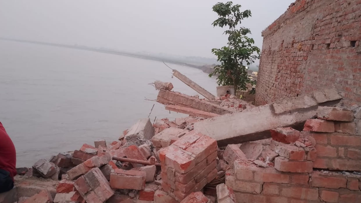 Two more houses of Gyankol village submerged in Saryu river in Gorakhpur, villagers panicked