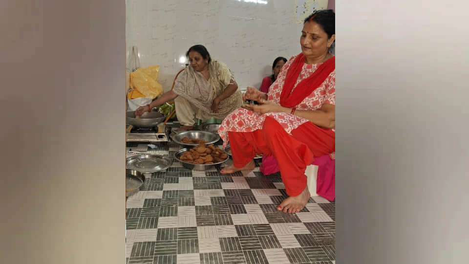 In Gorakhpur Chhath Puja, Arghya will be offered to the setting sun at 5:33 pm on Monday.
