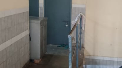 sweeper misdeeds woman at Shahjahanpur Government Medical College