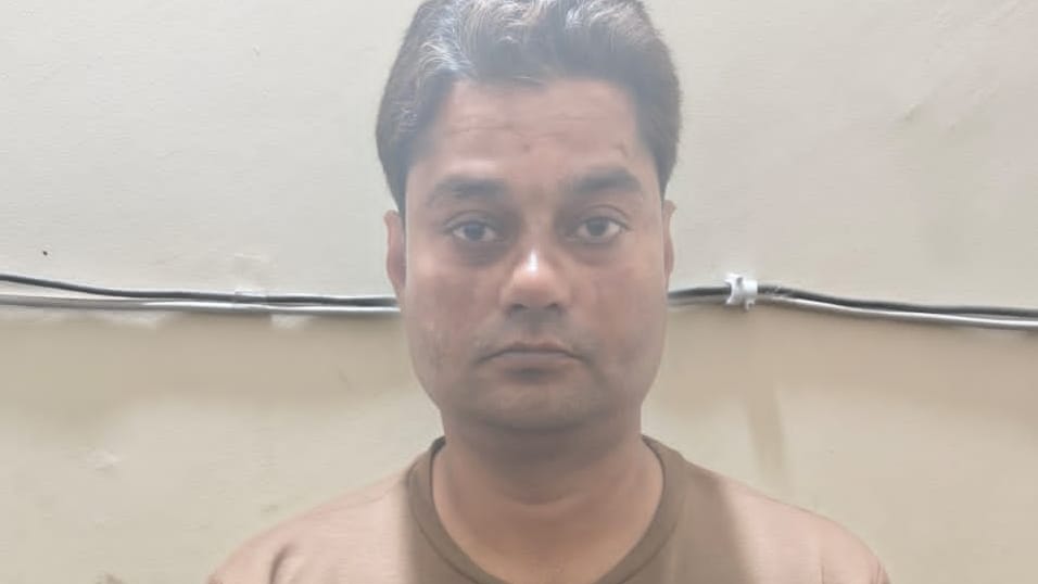 indore news wanted criminal raja hashmi with 10k reward arrested for harassing transgender community