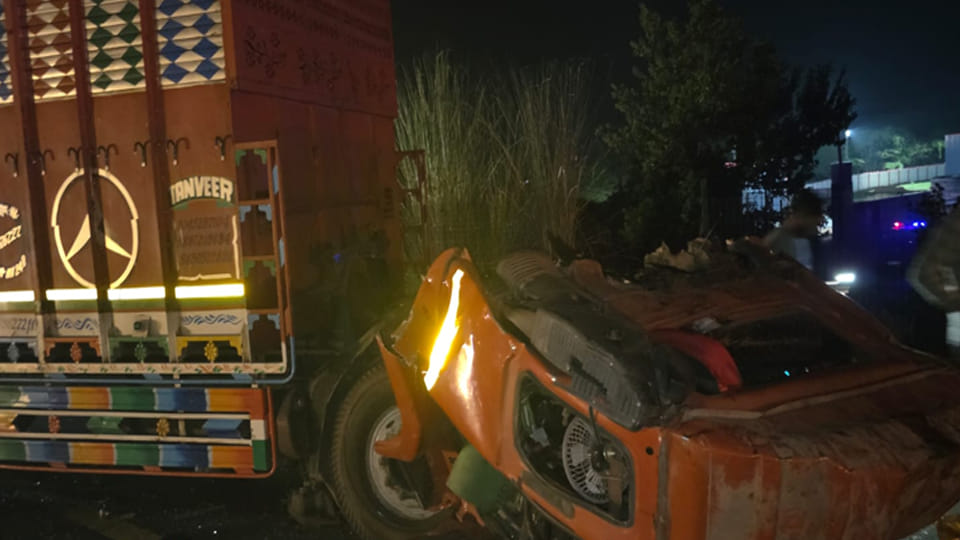 Etawah: DCM collides with a dumper moving ahead on Agra-Lucknow Expressway, two died, five injured