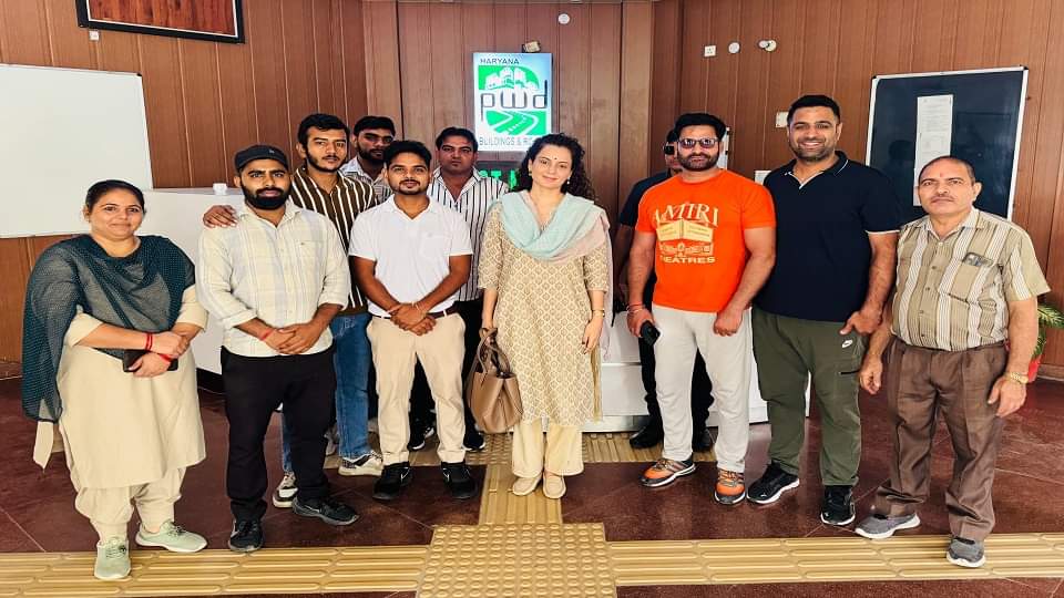 जींद में विश्राम गृह कर्मचारियों के साथ सांसद कंगना रनौत