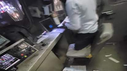 मालगाड़ी के इंजन पर पथराव