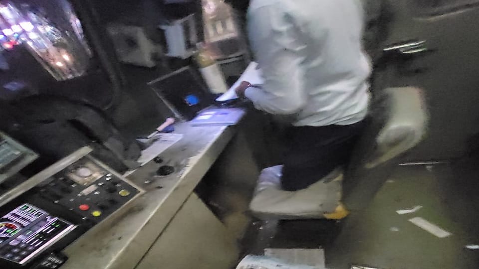 मालगाड़ी के इंजन पर पथराव