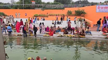 य़मुना नदी के किनारे छठ मनाती महिलाएं