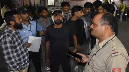 मारपीट के बाद मेडिकल में घटना की जानकारी करते इंस्पेक्टर सिविल लाइन पंकज मिश्रा