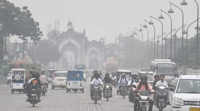 मौसम के बदलाव का असर सुबह लखनऊ में दिखा।