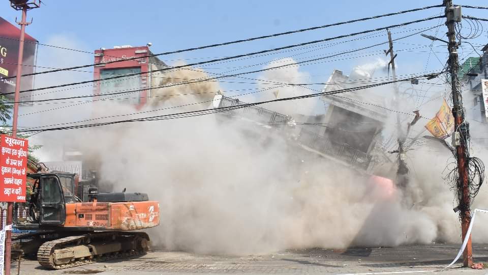 काम्पलेक्स का अंतिम पिलर 11.51.58 बजे गिरा तो 22 सेकेंड में तीन मंजिला इमारत भरभराकर गिर गई