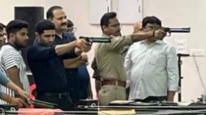 निशानेबाजी करते सीडीओ हिमांशु नागपाल।