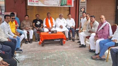 पीएम के मन की बात सुनते भाजपा कार्यकर्ता।