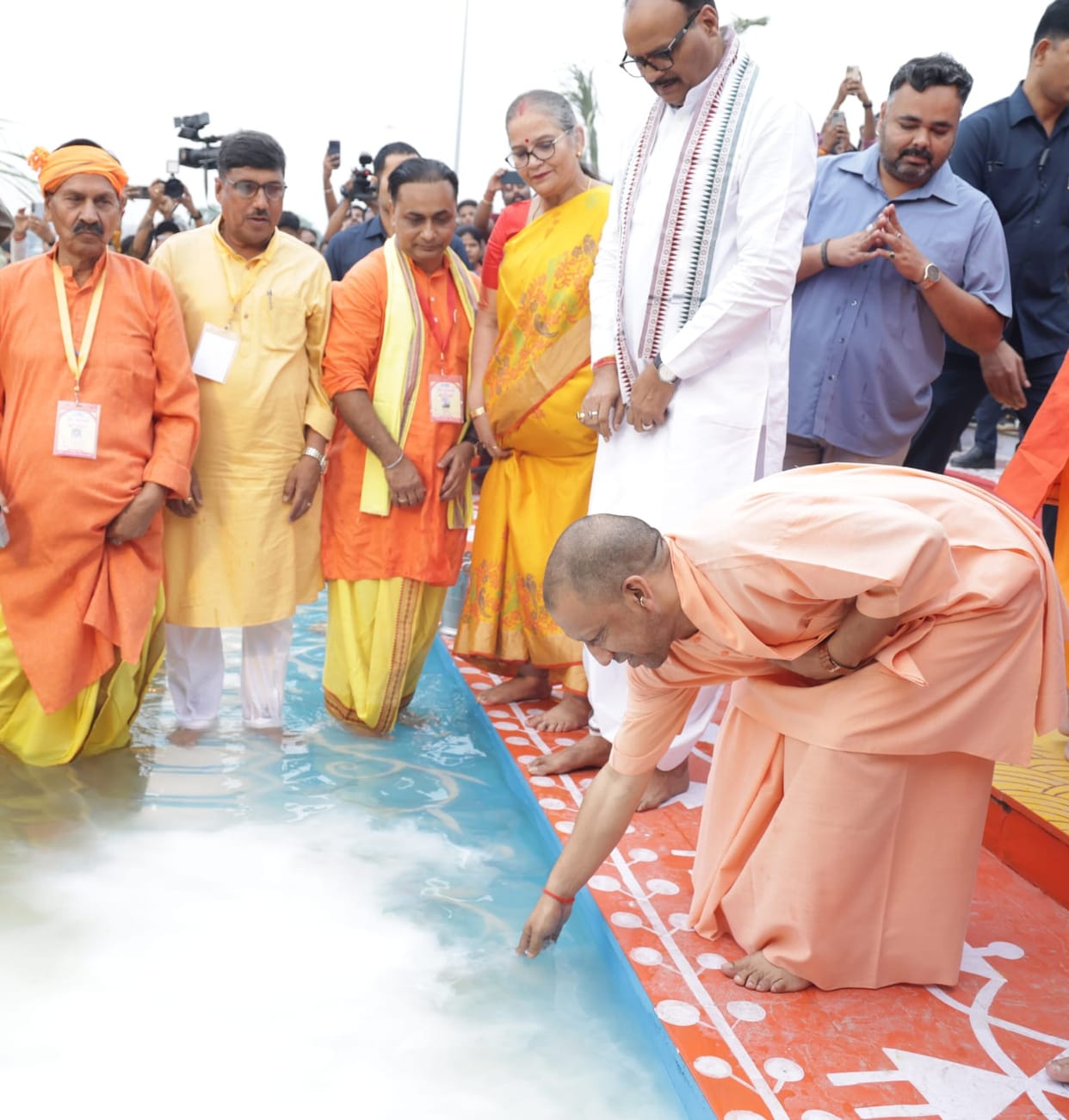 UP: CM Yogi performed Chhath Puja, said, "May the blessings of Chhath Maiya be upon everyone"; reiterated his