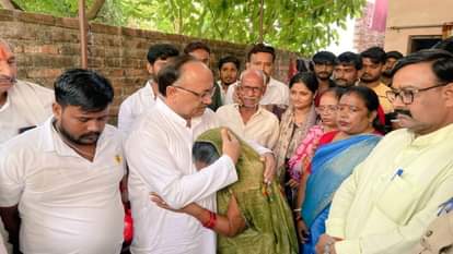 रोडवेज चालक रावेंद्र के परिजनों को सांत्वना देते क्षेत्रीय विधायक सिद्धार्थनाथ सिंह।