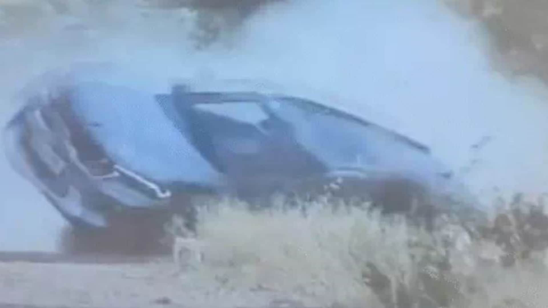 फोरलेन पर आठ बार पलटी तेज रफ्तार कार