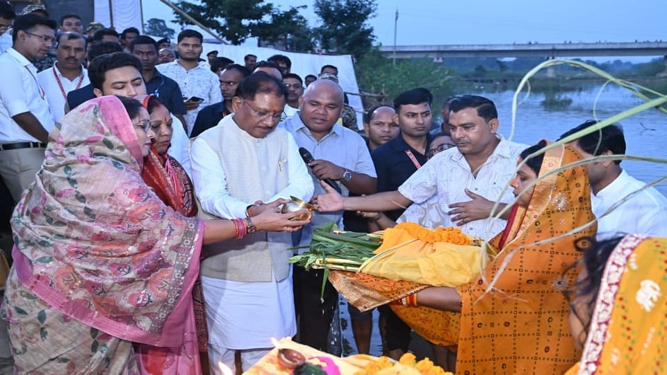CM Sai along with his wife offered prayers to the setting sun at Duldula Chhath Ghat praying for the prosperi