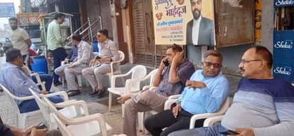 सेंट्रल मार्केट में बैठे व्यापारी