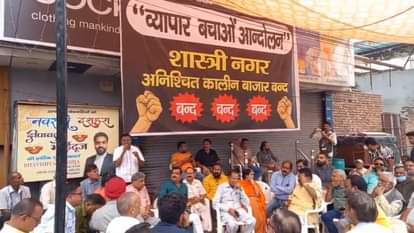 सेंट्रल मार्केट में बैठे व्यापारी