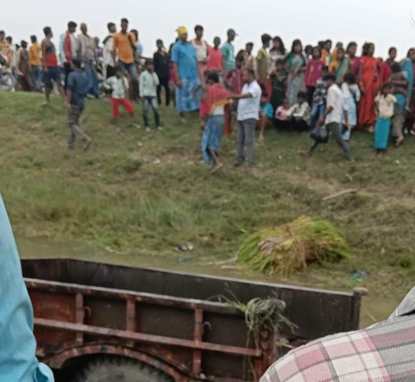 ट्रैक्टर पलटने से 12 वर्षीय बच्चे की मौत, 5 घायल।