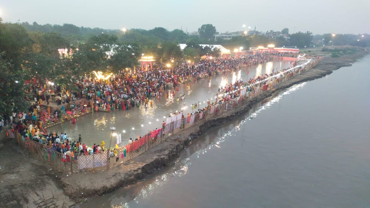 Devotees offered prayers to setting sun in delhi