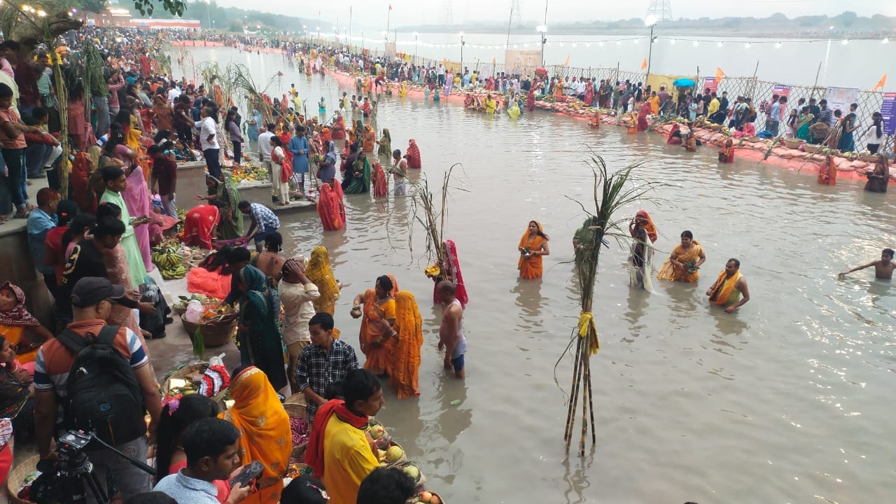 Devotees offered prayers to setting sun in delhi