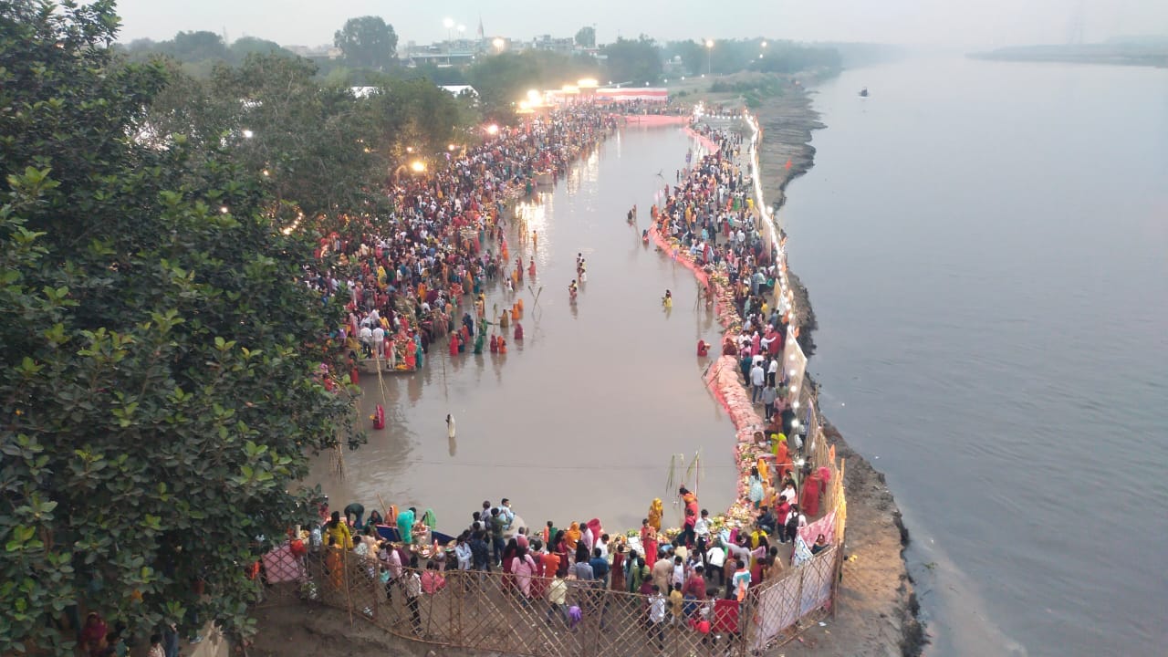 Devotees offered prayers to setting sun in delhi