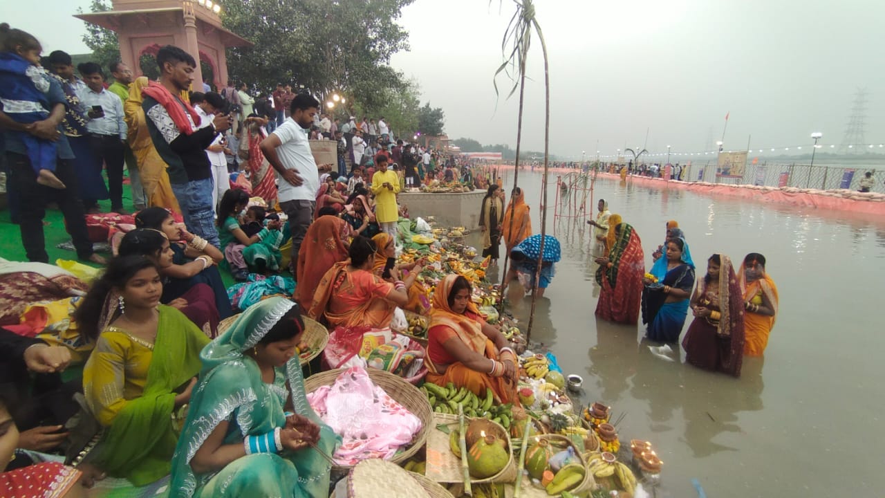 Devotees offered prayers to setting sun in delhi